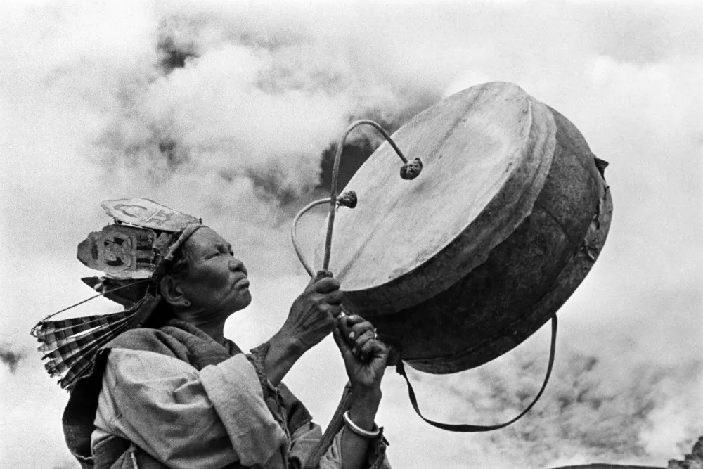 "Musicista girovaga", Tibet. 1937. Copyright: Fotografia di Fosco Maraini / Proprietà Gabinetto Vieusseux © 2024 Archivi Alinari