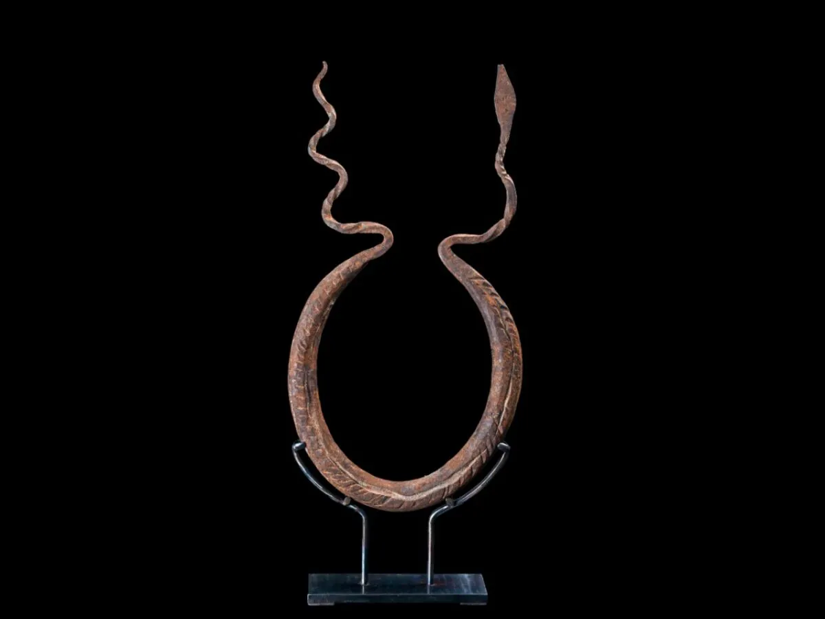 Monete-ornamento. Collana rigida. Nigeria. Mumuye. 51×25,5×3,5 cm MUSEC, Collezione Coray. ©FCM/MUSEC, Lugano