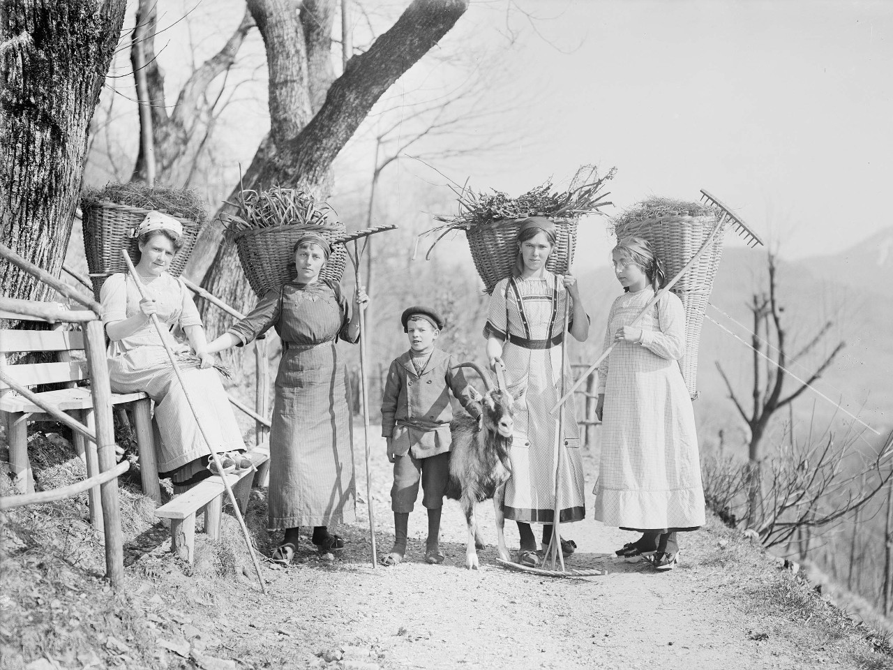 Eugenio Schmidhauser, "Pensionanti dell’Albergo della Posta, Astano", 1910 circa © Archivio di Stato del Cantone Ticino, Fondo Eugenio Schmidhauser