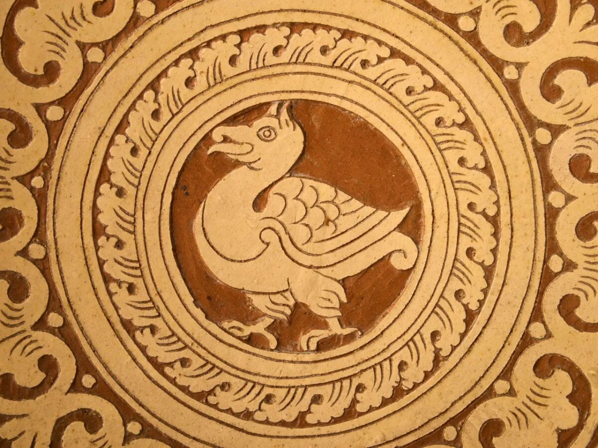 Piatto con motivi matildici e grifone. Terracotta ingobbiata. Reggio Emilia, 1935. 5×37 cm © Archivio storico dell’ex Ospedale psichiatrico «San Lazzaro», Reggio Emilia.