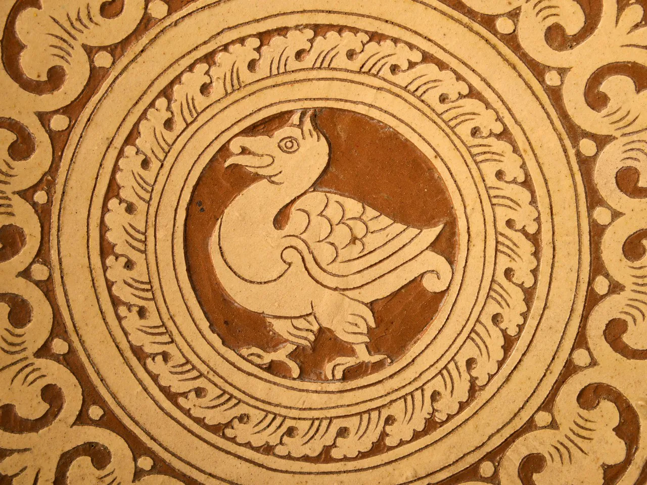 Piatto con motivi matildici e grifone. Terracotta ingobbiata. Reggio Emilia, 1935. 5×37 cm © Archivio storico dell’ex Ospedale psichiatrico «San Lazzaro», Reggio Emilia.